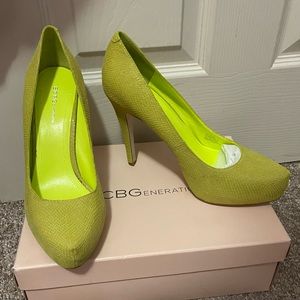 *BNWT* BCBG Generation Platform Heels - Neon Yellow - Size 9.5